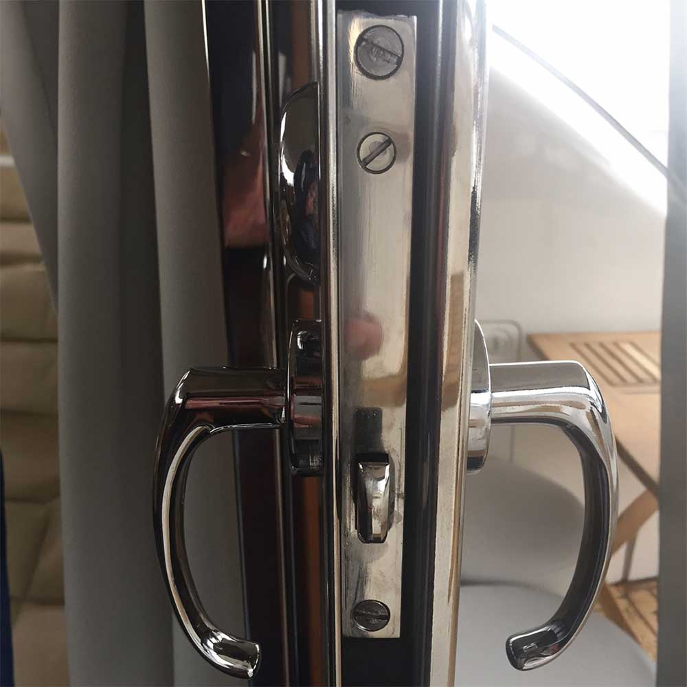 LOCK TO SALOON DOOR
